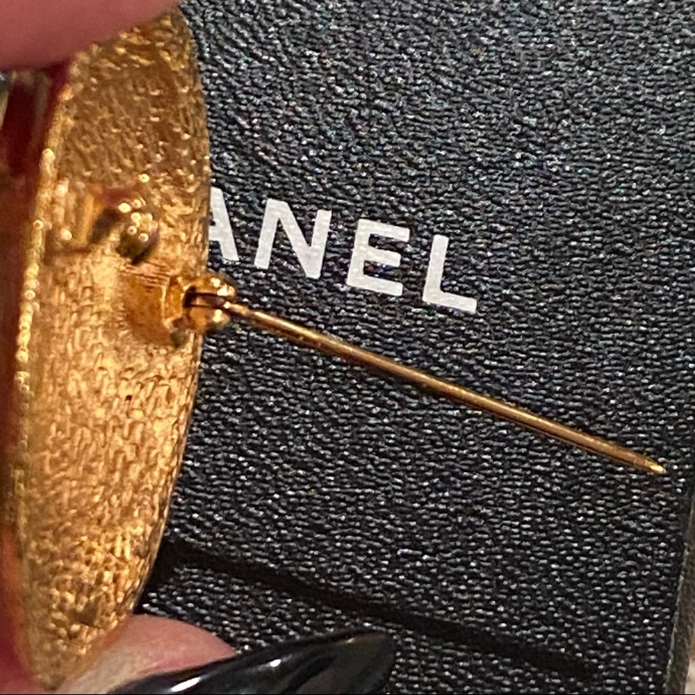 Chanel vintage round brooch 🌟rare🌟 - Picture 5 of 11